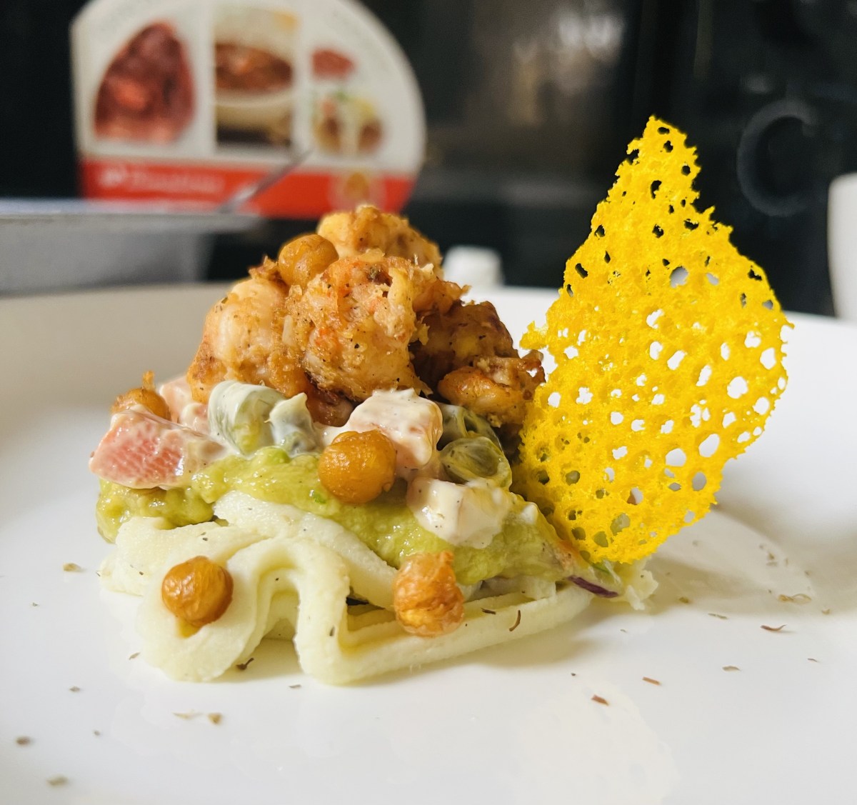 Crevettes sautées, duo de purées, macédoine croquante et pois chiches croustillants